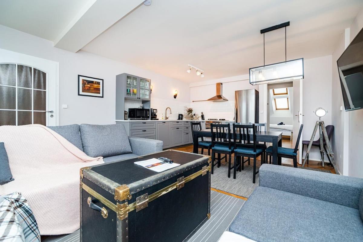 Central, Spacious, Modern 5 Bedrm Duplex W/Balcony 프라하 외부 사진