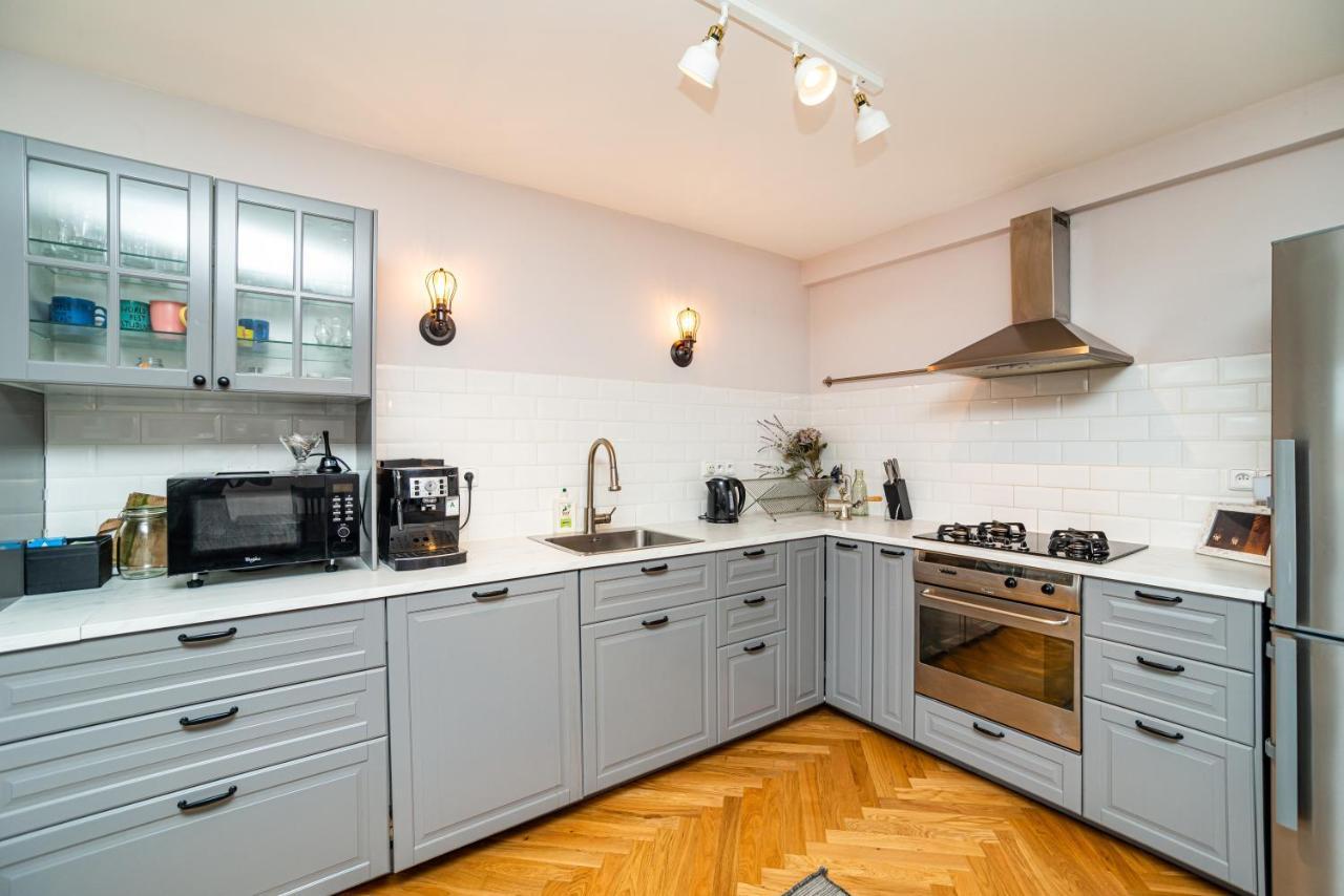 Central, Spacious, Modern 5 Bedrm Duplex W/Balcony 프라하 외부 사진