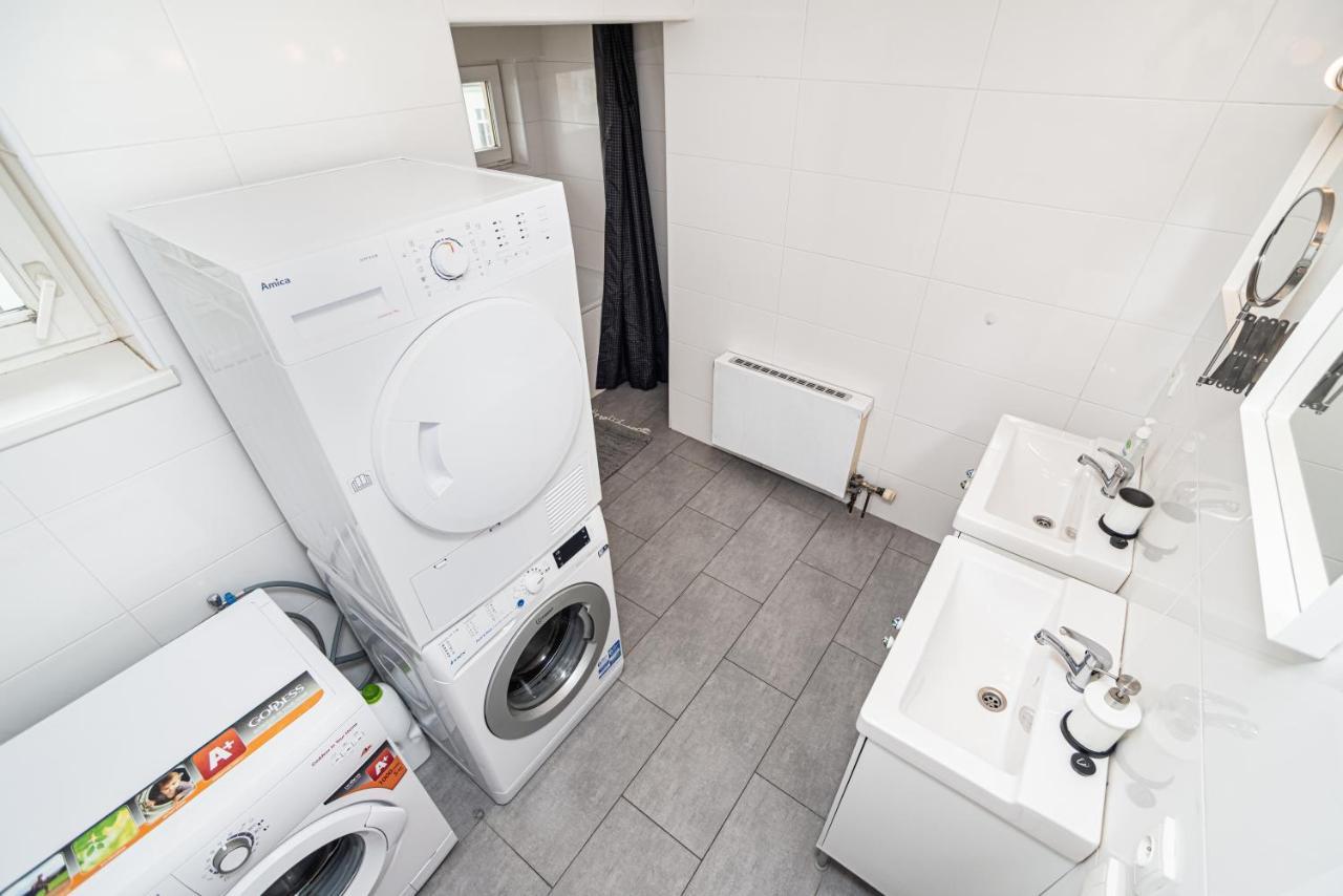 Central, Spacious, Modern 5 Bedrm Duplex W/Balcony 프라하 외부 사진
