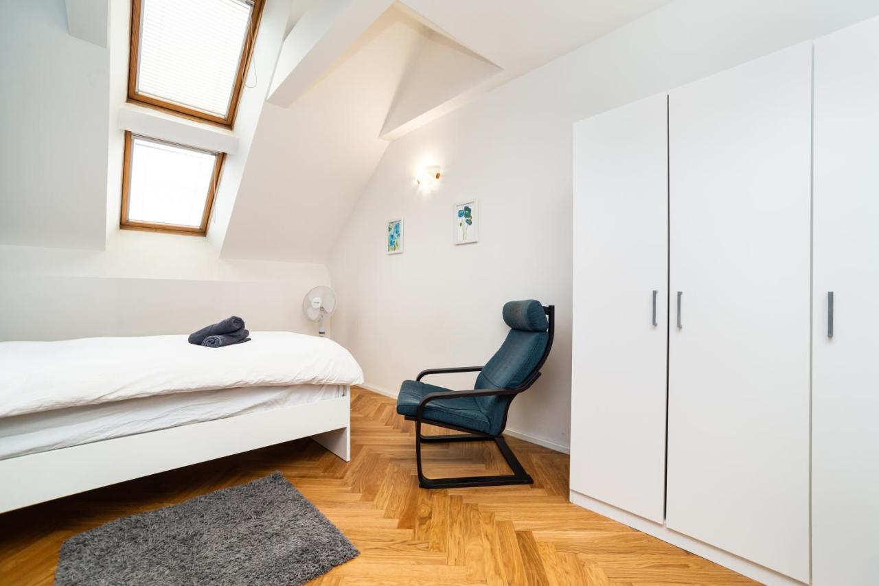Central, Spacious, Modern 5 Bedrm Duplex W/Balcony 프라하 외부 사진