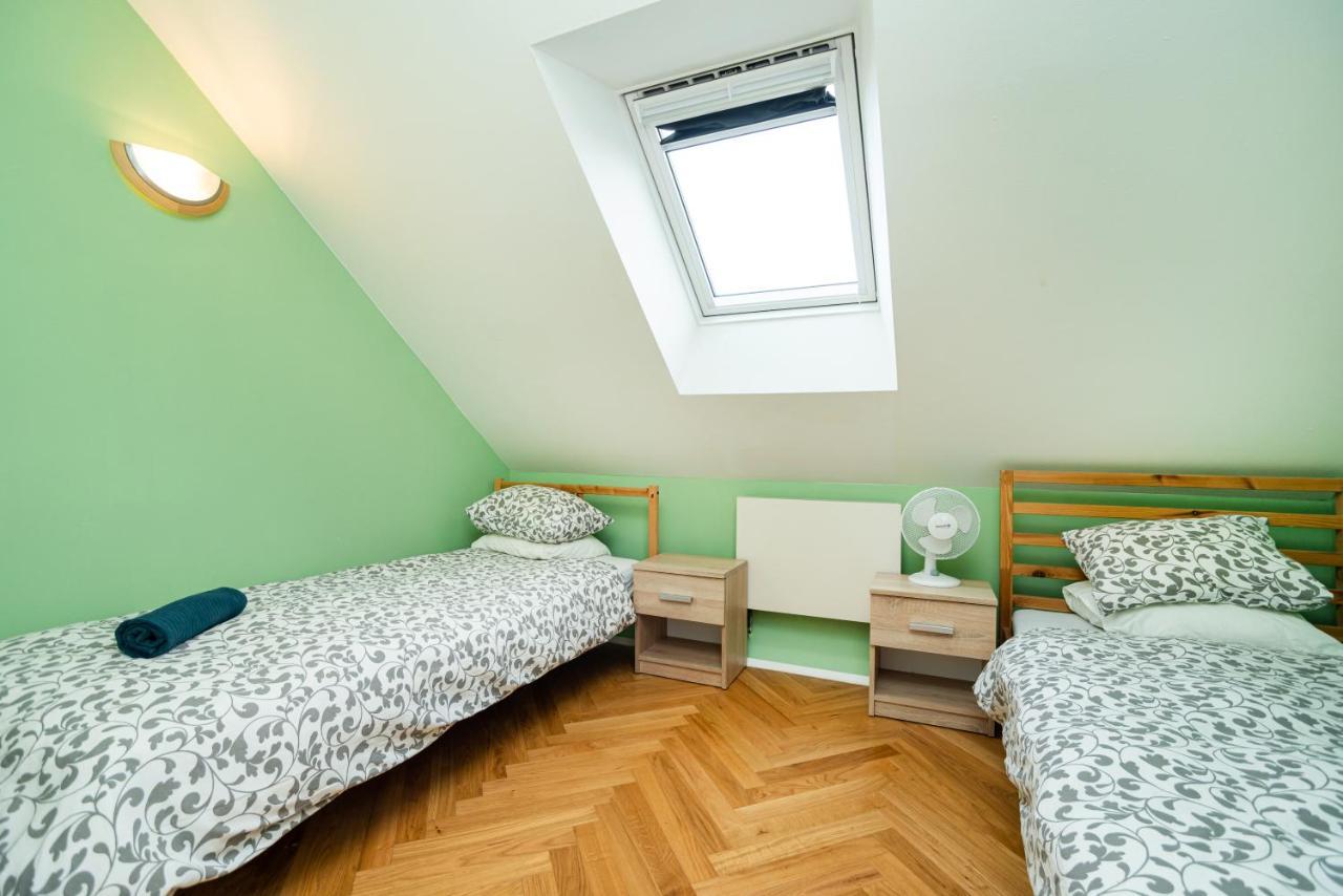 Central, Spacious, Modern 5 Bedrm Duplex W/Balcony 프라하 외부 사진
